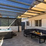 Dolores With Terrace & Jacuzzi