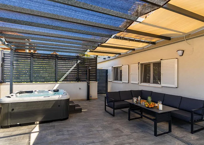 Dolores With Terrace & Jacuzzi