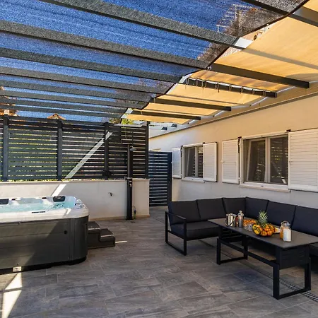 Dolores With Terrace & Jacuzzi